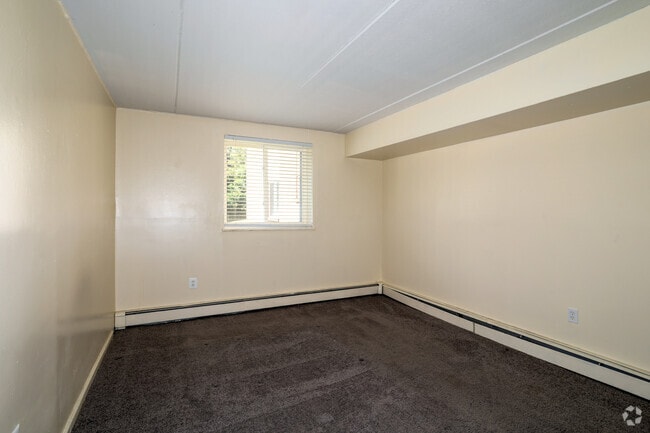 2BR, 1BA - 950SF - Primary Bedroom