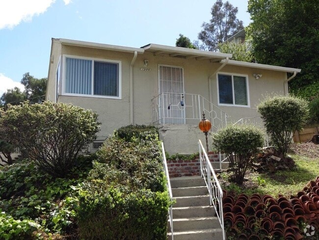 Building Photo - 1944 Howe Dr Rental