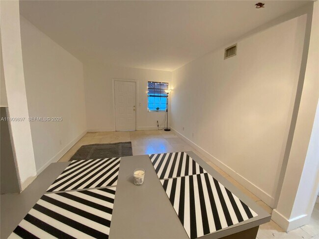 Photo - 541 NE 62nd St Unidad 3