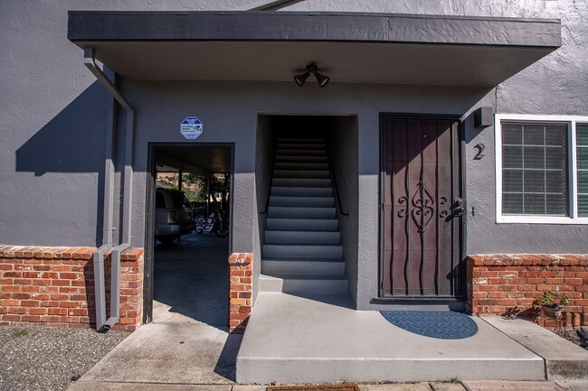 Photo - 2171 Peach St Unit Apt 3 (Upstairs )