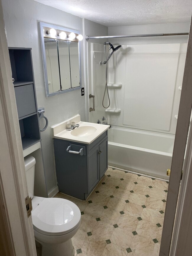 Photo - 229 Broadway St E