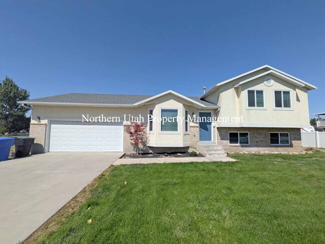 Building Photo - Updated 4 Bed, 2 Bath SFH