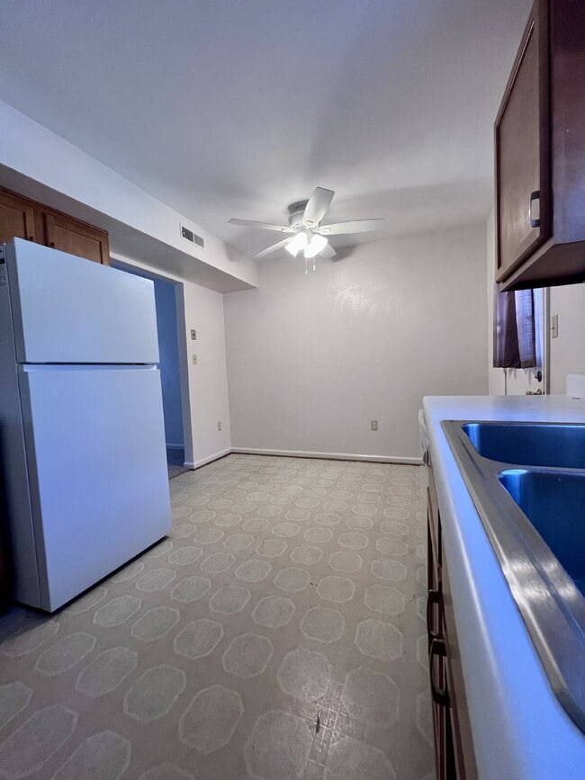 Building Photo - 2 Bedroom / 1 Bath Duplex Available Now