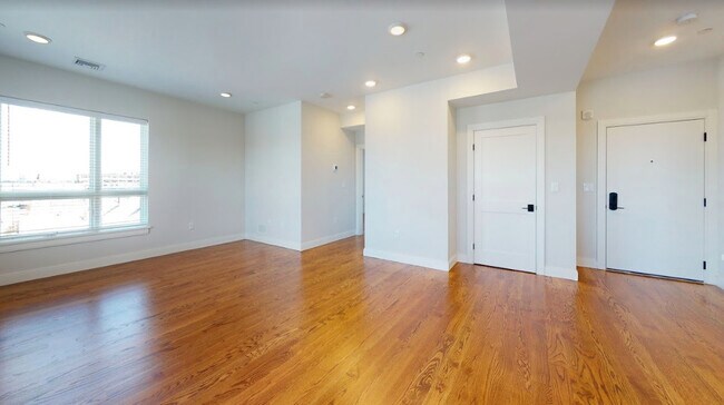 Photo - Everett St. Apartments