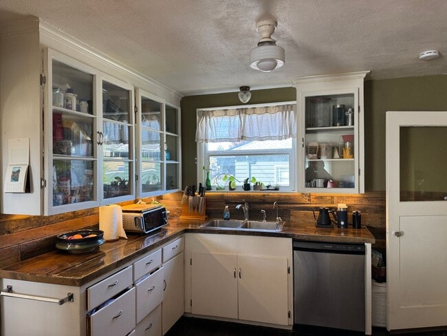 Photo - Spacious 2 Bedroom Home with Large Open Kitchen