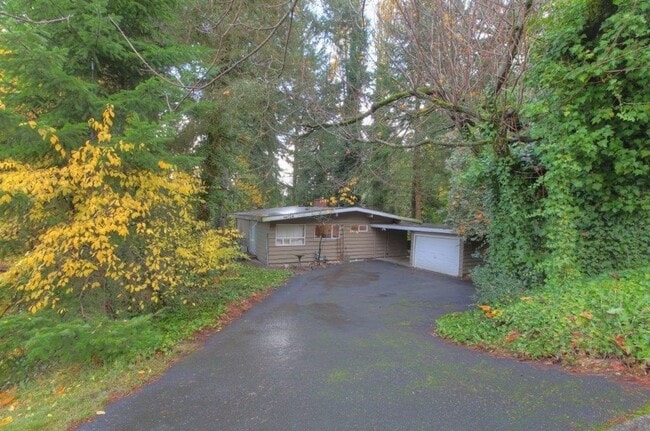 Building Photo - Charming 3 Bed 2 Bath Home in Eastgate