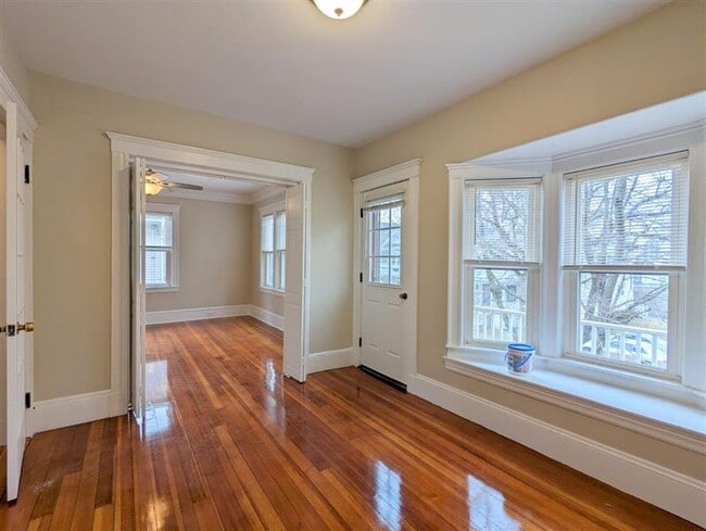 Photo - 32 Trowbridge St Unidad 3,500