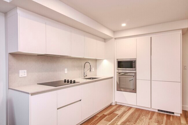 Building Photo - 3460 Rue Peel Unit 619