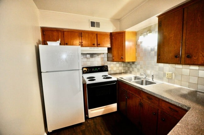 Photo - FOR LEASE! 1 Bedroom - 1 Bath - At the Town House Apartments in Weatherford!