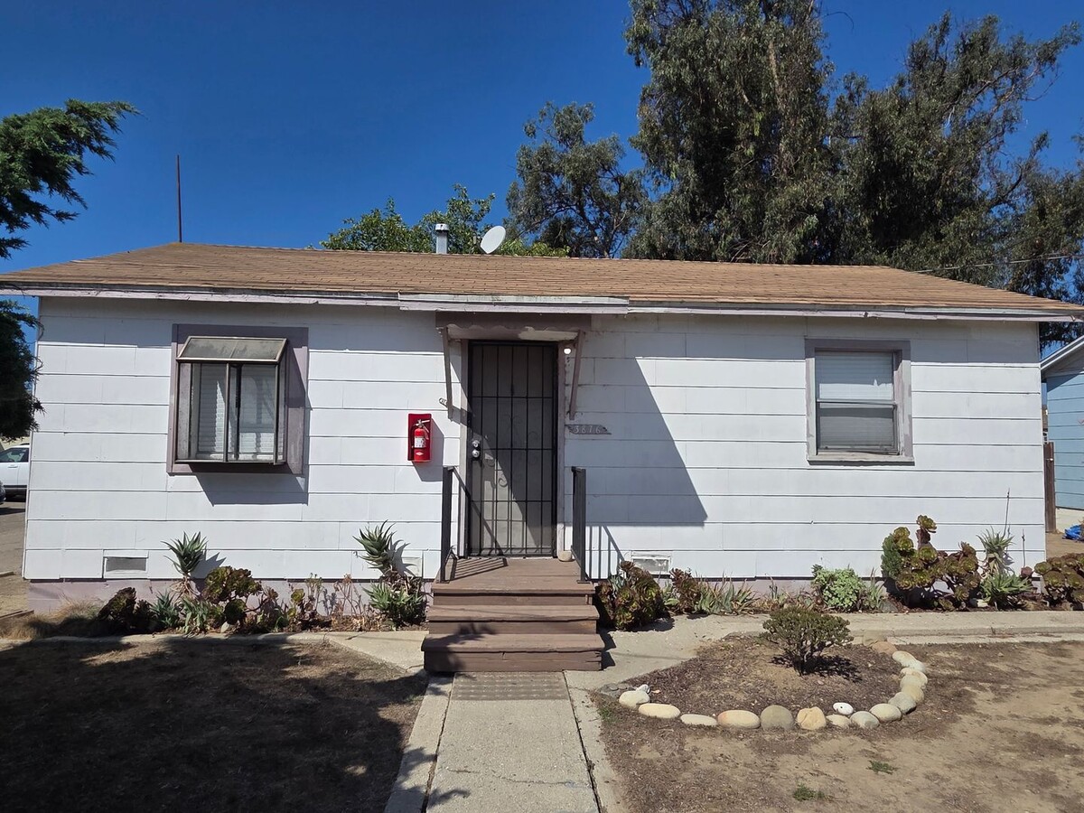 Ventura - Small 1 bedroom house w/ yard $2350 - Ventura - Small 1 bedroom house w/ yard $2350