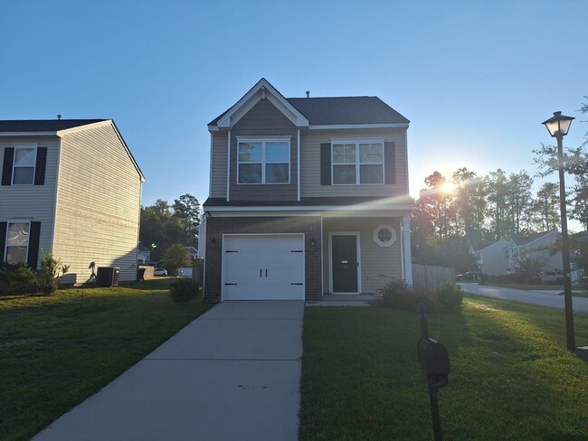 Building Photo - Wonderful Three Bedroom Home in Northeast ...