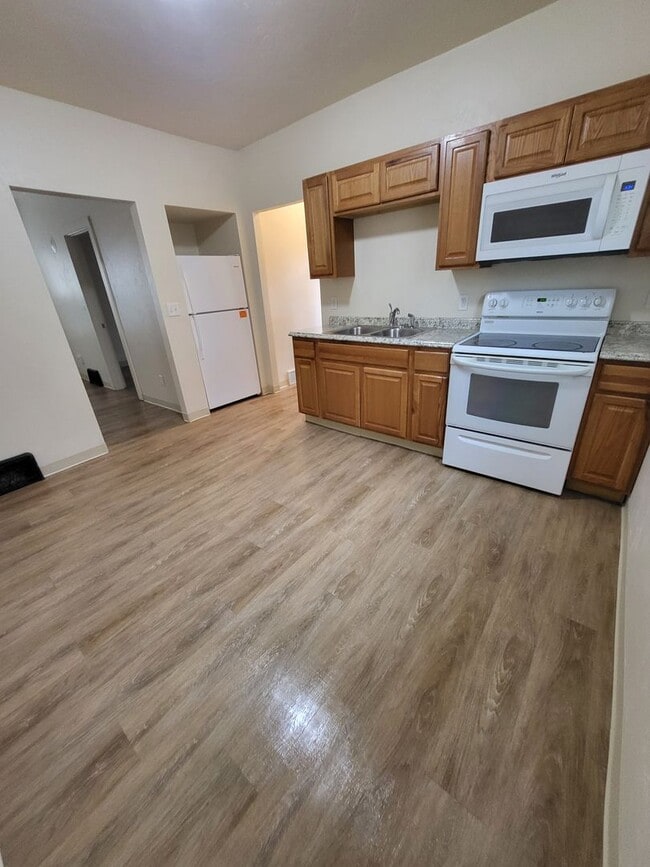 Building Photo - 225 N Ashland Ave Unit lower Rental