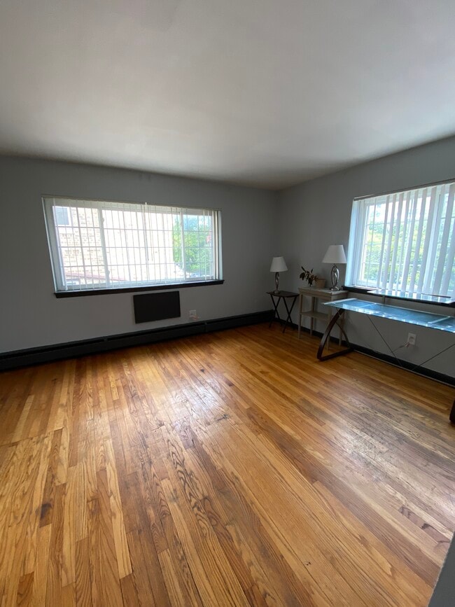 Building Photo - 1733 N Cambridge Ave Unit 311 Rental