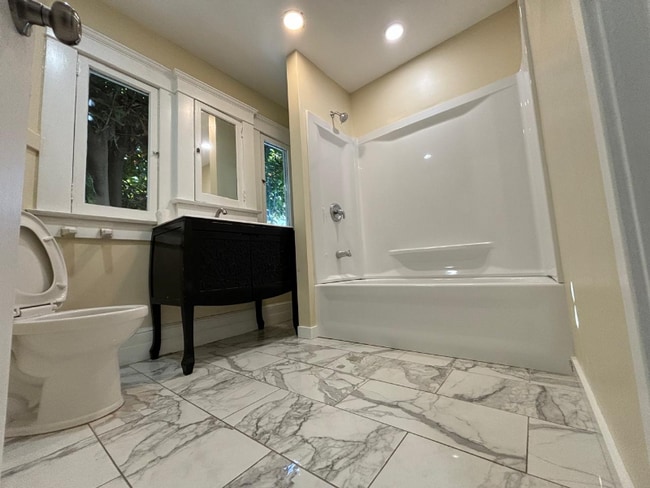 Photo - 526 W 49th St