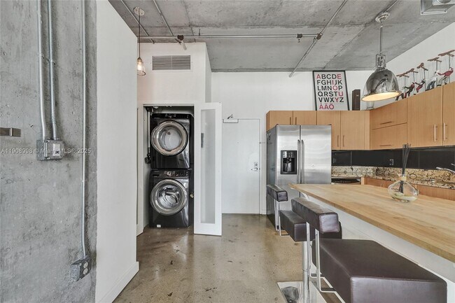 Photo - 444 NE 30th St Unidad 1007