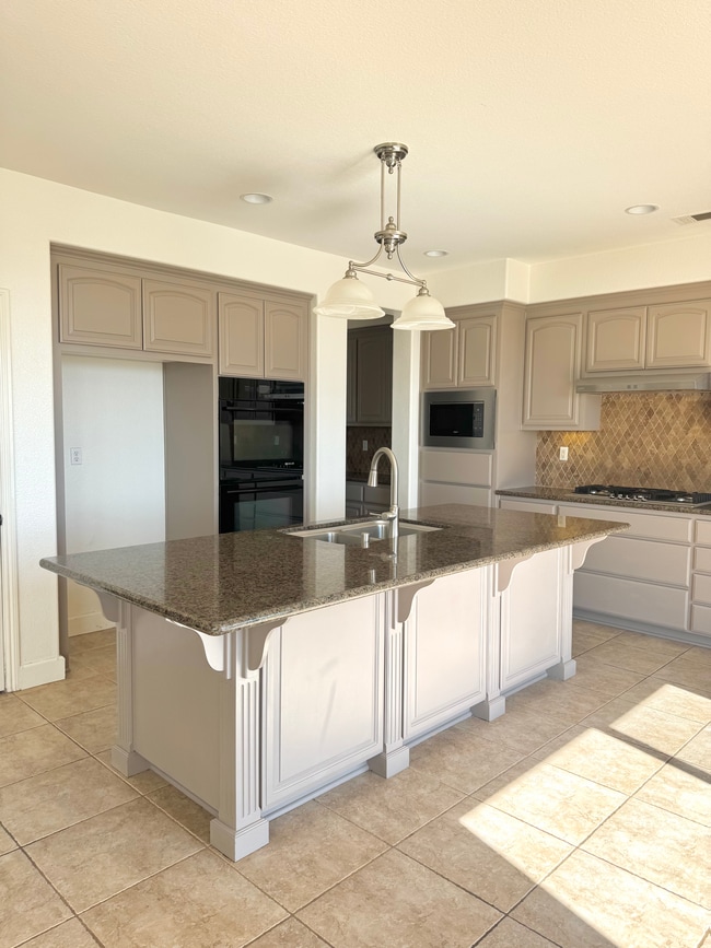 Photo - 460 Lansing Cir