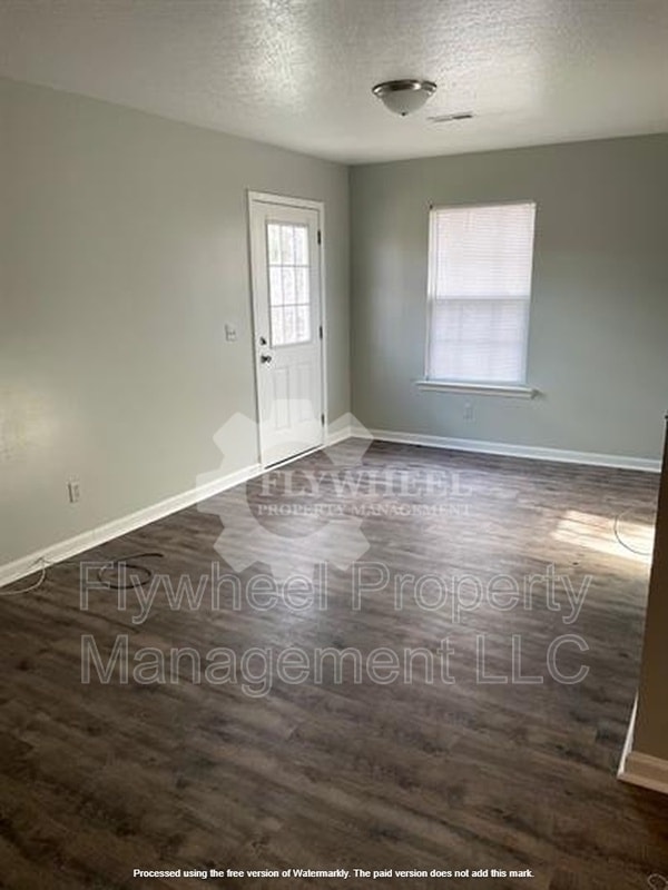 Photo - 128B N Poole St