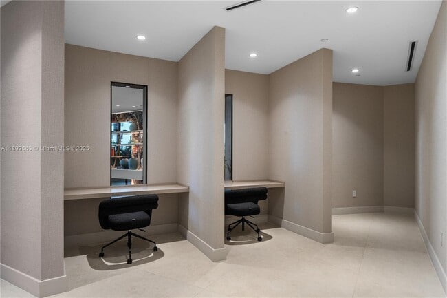 Photo - 700 NE 24th St Unidad PH-5701