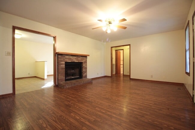 Photo - 205 Farmer Rd