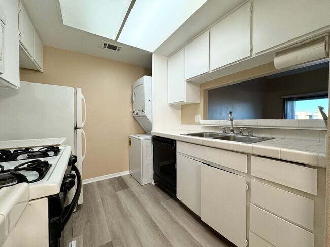 Photo - AVAILABLE NOW!! Charming UPSTAIRS 2 Bed/ 1...