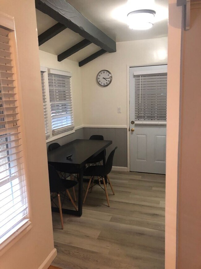 12423-25 Chandler Blvd