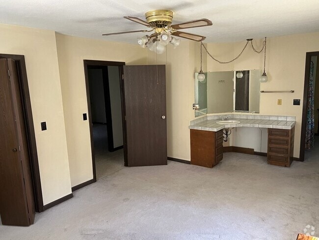 Building Photo - Spacious Beauty Rental