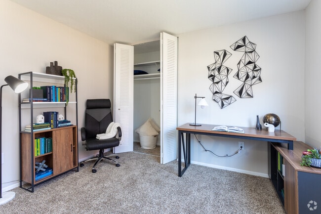 2BR, 2BA - 1086SF Chesapeake - Bedroom