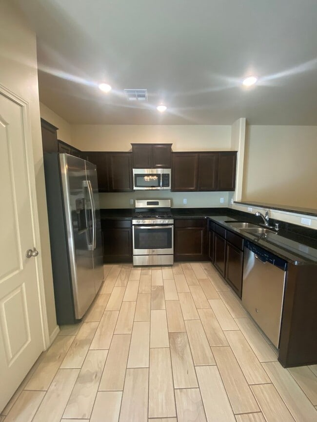 Photo - Beautiful 3 Bedroom 2.5 Bathroom House Ava...