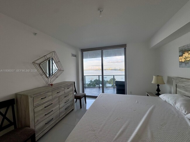 Photo - 488 NE 18th St Unidad 806