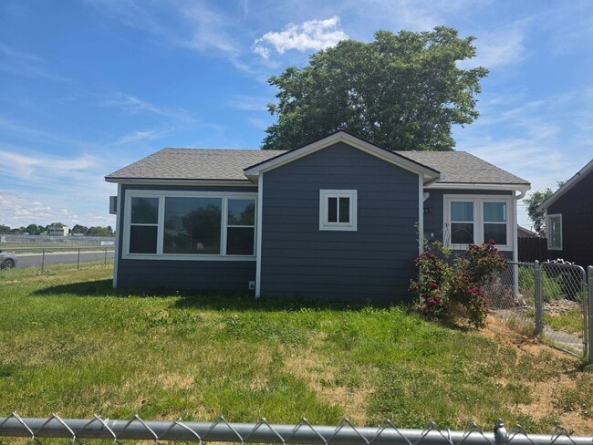 Photo - 2 bedroom 1 bath house with Detached garage centrally located in Moses Lake