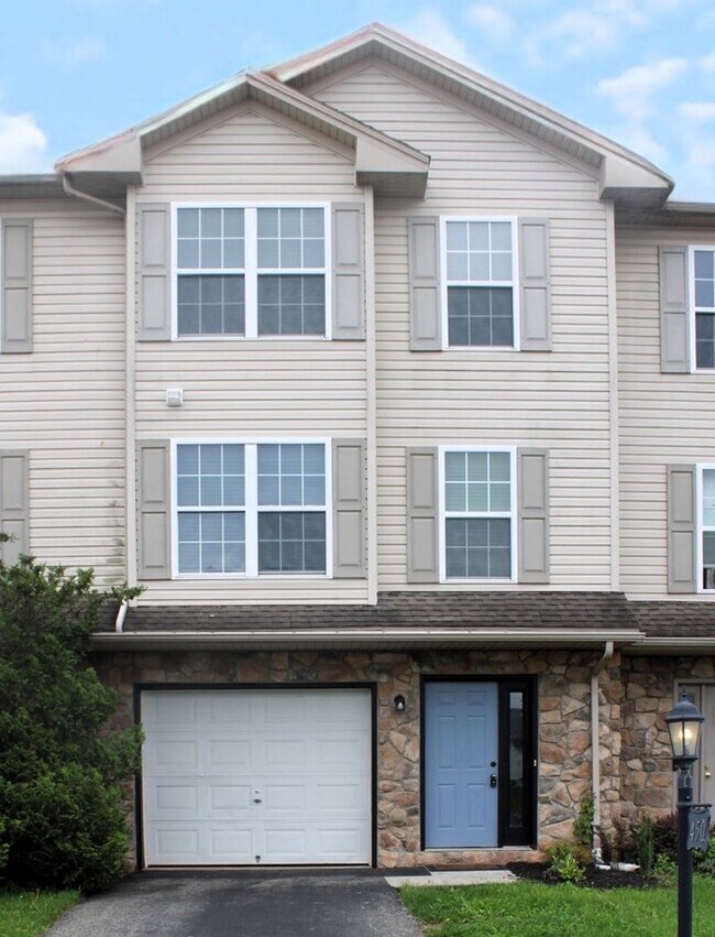 Updated 3 Bedroom, 2.5 Bath townhome - Updated 3 Bedroom, 2.5 Bath townhome