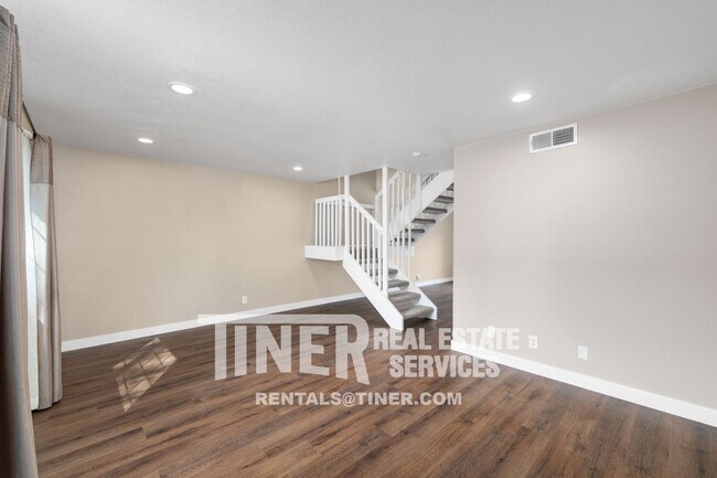 Photo - Oak Knoll 3 Bedroom Townhome- Available MO...