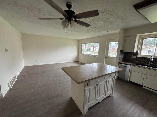 Photo - 4900 Kresge Dr
