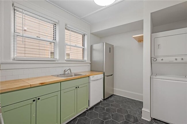 Photo - 716 Lakeview Ave NE Unit 1