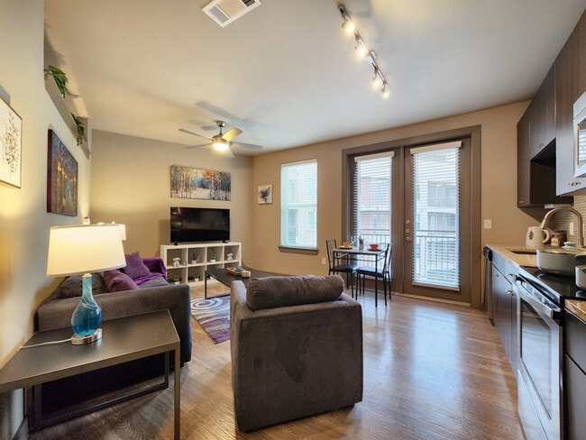 Photo - 1800 Devonshire Crescent Unit ID1359148P