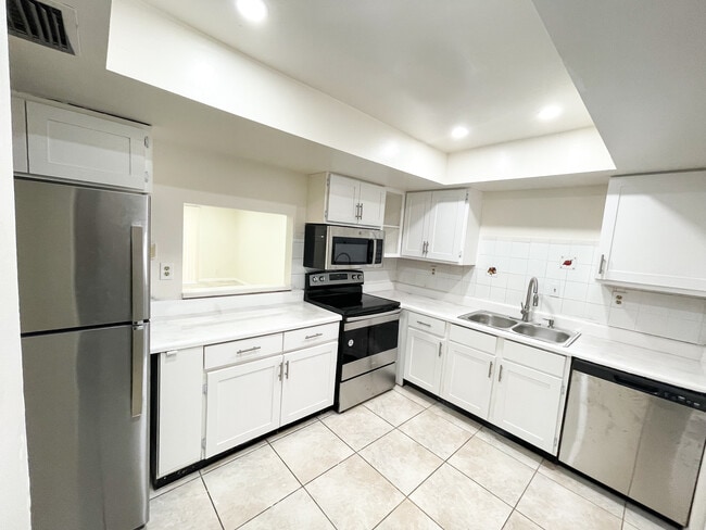 Building Photo - 4583 Barclay Cres Rental