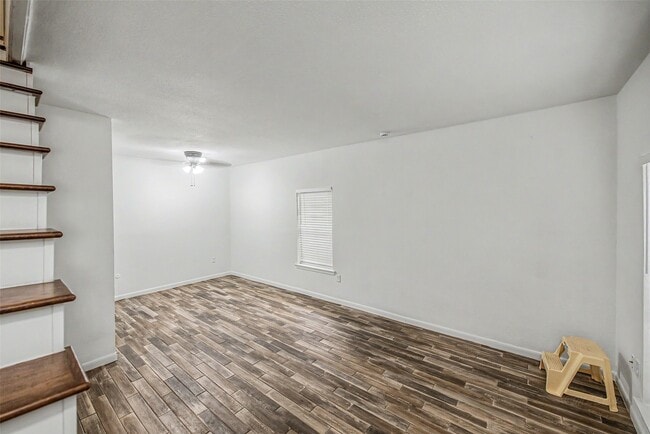 Photo - 830 Threadneedle St Unit 228