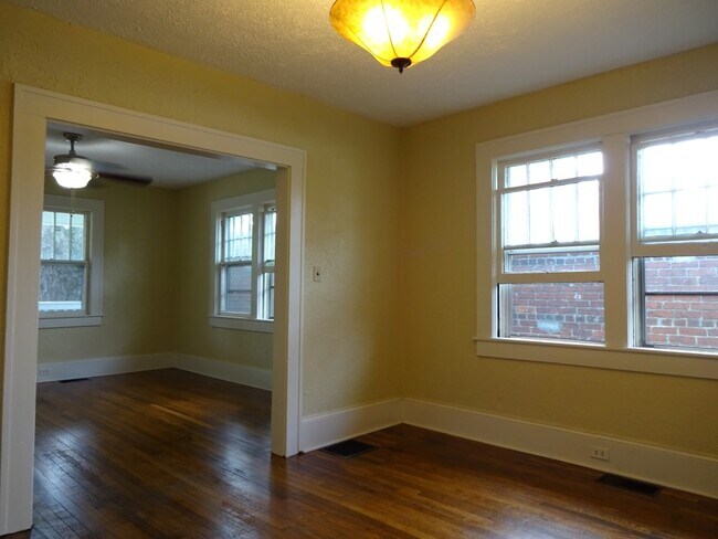 Photo - 12 E Chestnut St