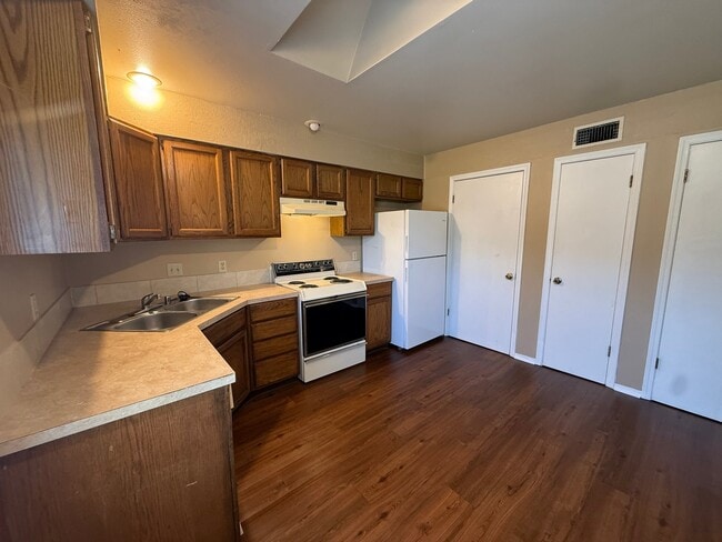Photo - 2624 W C St