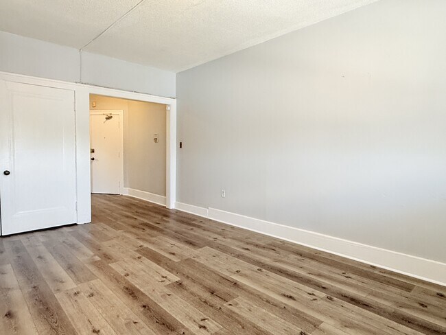 Photo - 1441 Wyandotte St E Unit 9