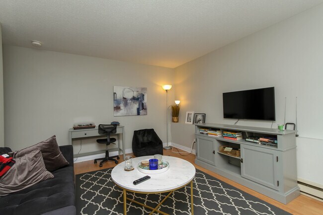 Photo - 276 Carruthers Av