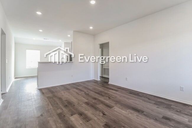 Photo - 42 10 Point Ln