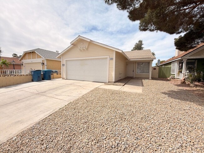 Building Photo - Welcome to this charming single-story home located in the Sunrise Manor!