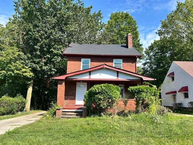 Building Photo - Beautiful Large 3 Bedroom Home Garfield Hts
