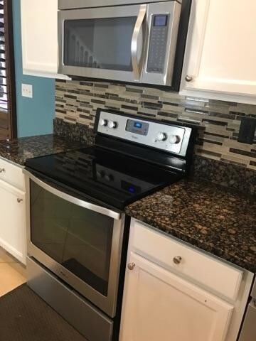 Stove, Microwave - 2057 SE Avon Park Dr