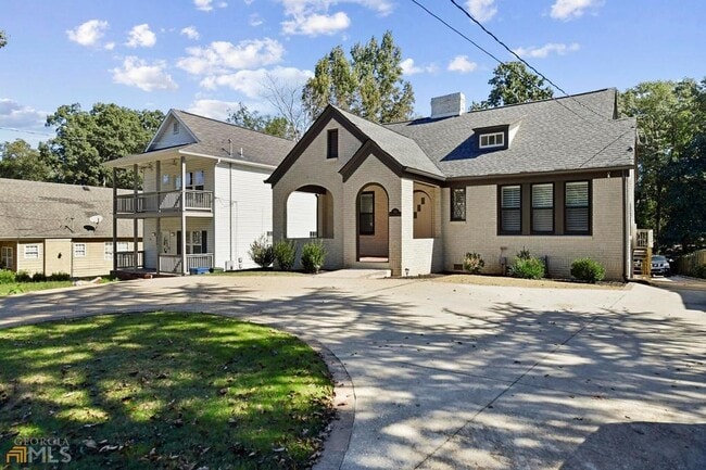 Front of house with large circular driveway - 854 Moreland Ave SE