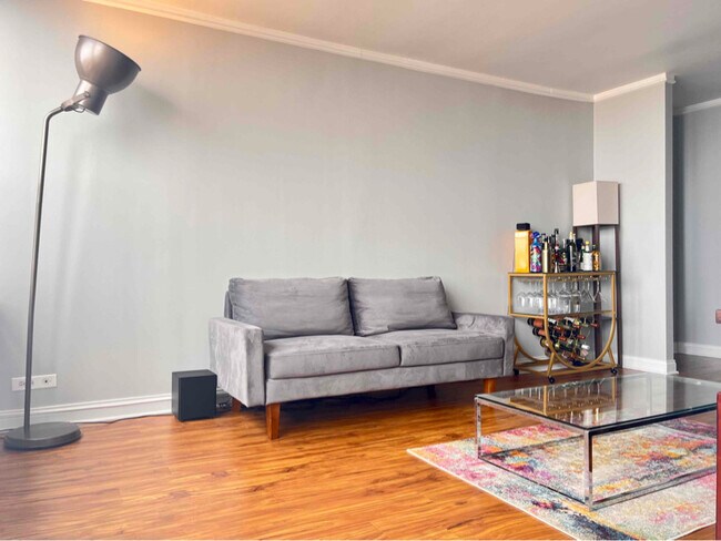 Photo - 655 W Irving Park Rd Unidad 2404