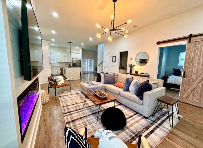 Photo - 240 Laurel Ave SW