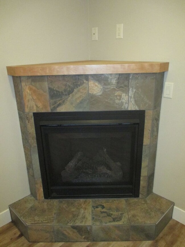 Photo - Beautiful Three Bedroom Duplex in South Salem Unidad 1990