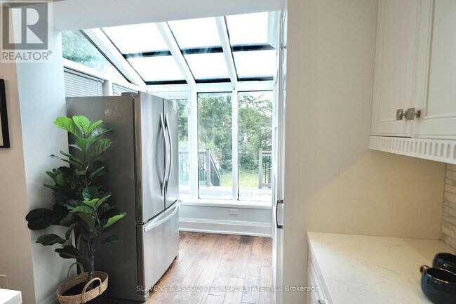 Photo - 456 Roehampton Ave